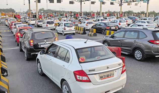 Parveen Kumar/HT File Photo (Operators of toll plazas on Delhi-Gurgaon expressway and Gurgaon-Faridabad toll road gear up to collect toll fee from Saturday.)