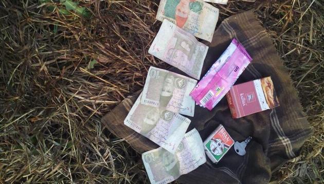 Pakistani currency, a cigarette packet, a matchbox and a soft drink pouch were found on the slain intruder.(HT Photo) Pakistani currency, a cigarette packet, a matchbox and a soft drink pouch were found on the slain intruder.(HT Photo)