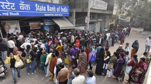 People standing in queue to deposit and withdraw currency on payday at Badarpur Branch, in New Delhi. (Sanjeev Verma/HT PHOTO) People standing in queue to deposit and withdraw currency on payday at Badarpur Branch, in New Delhi. (Sanjeev Verma/HT PHOTO)