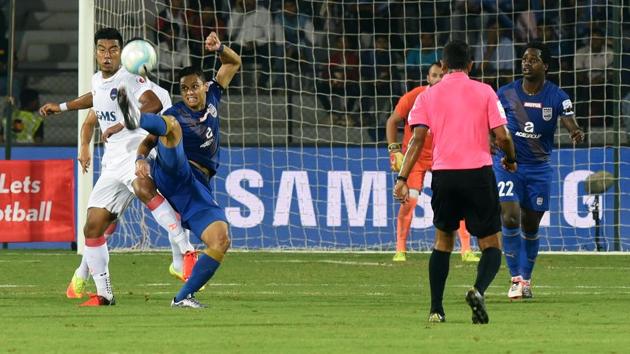 Mumbai City FC ended their ISL League engagements with a goal-less draw against Delhi Dynamos to finish on top of the points table on Saturday. (Pratik Chorge/HT PHOTO) Mumbai City FC ended their ISL League engagements with a goal-less draw against Delhi Dynamos to finish on top of the points table on Saturday. (Pratik Chorge/HT PHOTO)