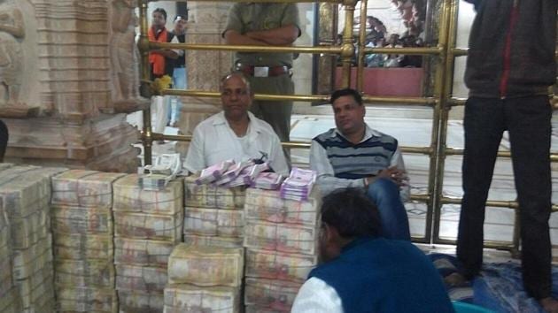 The Sanwaliya Ji temple in Chittorgarh gets Rs 8.8 lakh as offerings in new R 2,000 notes between Nov 8 and 28.(HT Photo) The Sanwaliya Ji temple in Chittorgarh gets Rs 8.8 lakh as offerings in new R 2,000 notes between Nov 8 and 28.(HT Photo)