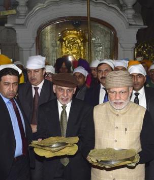 PM Narendra Modi with Afghanistan President Ashraf Ghani at the Golden Temple in Amritsar on Saturday. On Sunday, they will be part the Heart of Asia conference. (Gurpreet Singh/HT)
