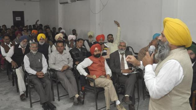 A meeting of disgruntled AAP volunteers in Jalandhar on Saturday, December 3. (Sikander Singh Chopra/HT)