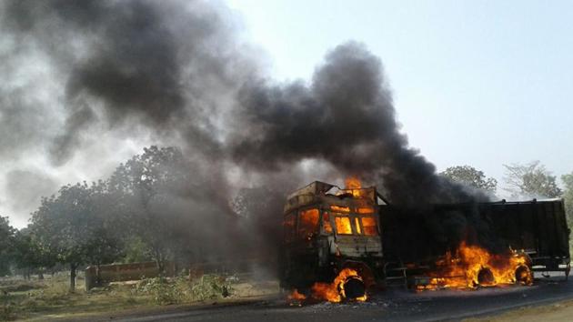 A dumper was burnt in Potka while a 10-wheel truck was set afire in Pipla during the dawn-to-dusk bandh on November 25.(HT File Photo) A dumper was burnt in Potka while a 10-wheel truck was set afire in Pipla during the dawn-to-dusk bandh on November 25.(HT File Photo)