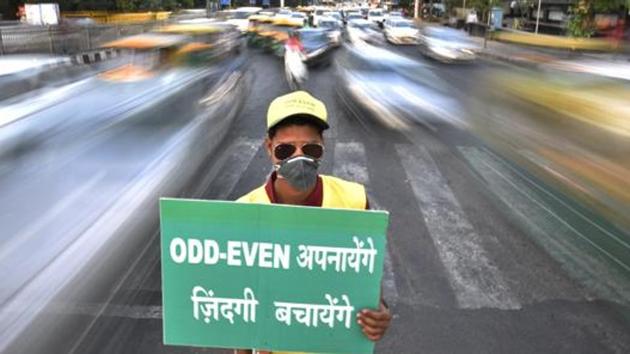 Civil Defence personnel promote odd-even scheme at ITO in New Delhi, India, on Monday, April 18, 2016.(Ravi Choudhary / HT Photo) Civil Defence personnel promote odd-even scheme at ITO in New Delhi, India, on Monday, April 18, 2016.(Ravi Choudhary / HT Photo)