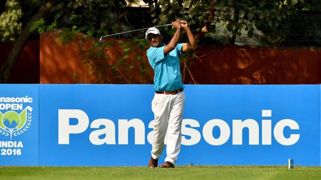 Mukesh Kumar dominated play with five birdies for an eight-under-par 136. (HT Photo) Mukesh Kumar dominated play with five birdies for an eight-under-par 136. (HT Photo)