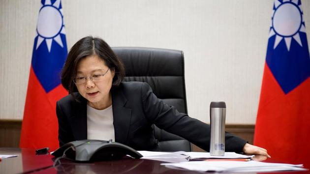 Taiwan's President Tsai Ing-wen speaks on the phone with US president-elect Donald Trump at her office in Taipei, Taiwan. (Reuters Photo) Taiwan's President Tsai Ing-wen speaks on the phone with US president-elect Donald Trump at her office in Taipei, Taiwan. (Reuters Photo)