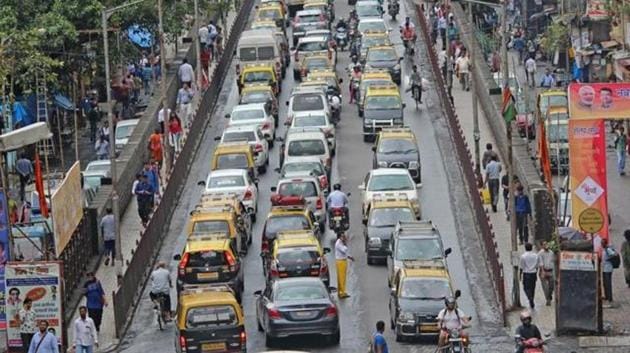 Transport in Mumbai will emit 4 million tonnes of CO2 by 2030, states the study.(HT File Photo)