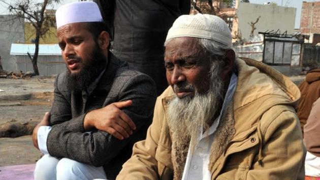 Rohingya migrants Mohammed Younus (right) and Maulana Shafiq (left) narrate tales of persecution in Myanmar.(Nitin Kanotra / HT Photo)