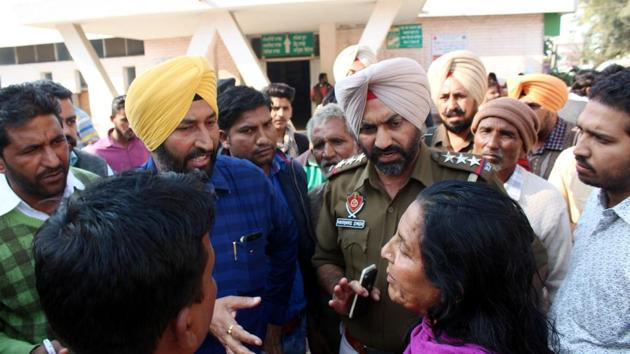 Family members of the artiste argue with police in Bathinda Civil Hospital on Sunday.(HT Photo)