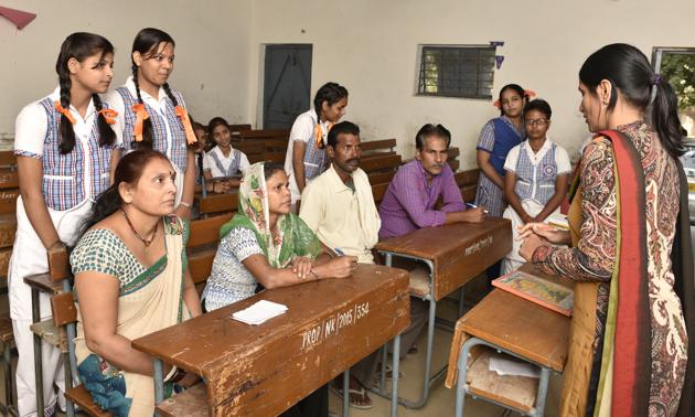 A class teacher at a government school interacts with parents and students in Delhi. (Mohd Zakir/ HT File) A class teacher at a government school interacts with parents and students in Delhi. (Mohd Zakir/ HT File)
