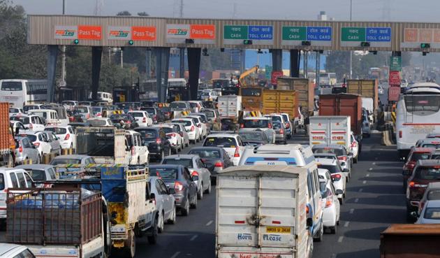 Traffic snarls were witnessed on the weekend as most commuters tried to pay the toll with scrapped ₹500 note and ₹2,000 note. (Parveen Kumar/HT) Traffic snarls were witnessed on the weekend as most commuters tried to pay the toll with scrapped ₹500 note and ₹2,000 note. (Parveen Kumar/HT)