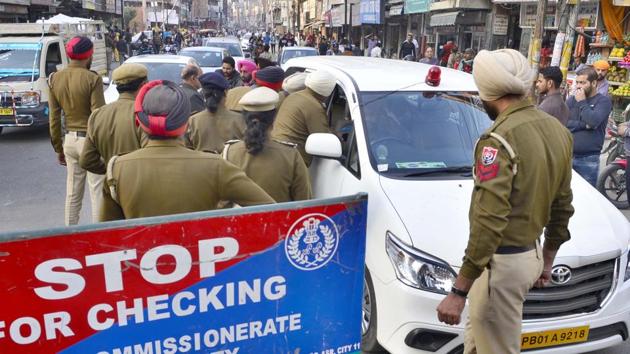 A traffic jam at Katra Jaimal Singh after police put up barricades at Bijliwala Chowk as security was tightened for the Heart of Asia conference in Amritsar on Saturday.(HT Photo)