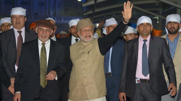 Prime Minister Narendra Modi (C), Afghan President Ashraf Ghani (2L) pay respects at the Golden temple in Amritsar on December 3, 2016. (AFP) Prime Minister Narendra Modi (C), Afghan President Ashraf Ghani (2L) pay respects at the Golden temple in Amritsar on December 3, 2016. (AFP)
