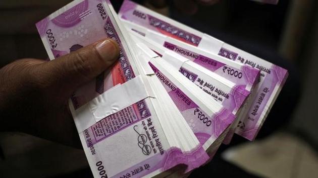 A cashier displays the new 2000 Indian rupee banknotes inside a bank in Jammu, November 15, 2016. REUTERS/Mukesh Gupta/File photo A cashier displays the new 2000 Indian rupee banknotes inside a bank in Jammu, November 15, 2016. REUTERS/Mukesh Gupta/File photo