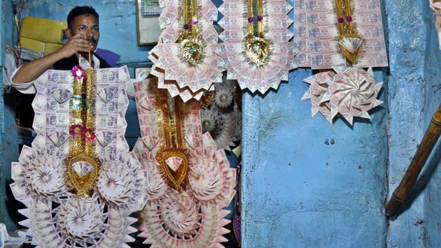 Vendors selling garlands made of currency notes at Chitli Qabar, Chandni chowk in New Delhi, India on December 2, 2016. (Sanchit Khanna/HT Photo) Vendors selling garlands made of currency notes at Chitli Qabar, Chandni chowk in New Delhi, India on December 2, 2016. (Sanchit Khanna/HT Photo)