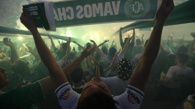 Fans of Chapecoense football team pay tribute to Chapecoense's players at the Arena Conda stadium in Chapeco, Brazil, November 30, 2016. (Paulo Whitaker /REUTERS) Fans of Chapecoense football team pay tribute to Chapecoense's players at the Arena Conda stadium in Chapeco, Brazil, November 30, 2016. (Paulo Whitaker /REUTERS)