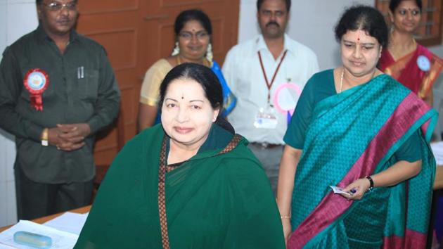 Jayalalithaa at Stella Maris polling booth to cast her vote with her aide Sasikala. (V srinivasulu/HT Photo) 