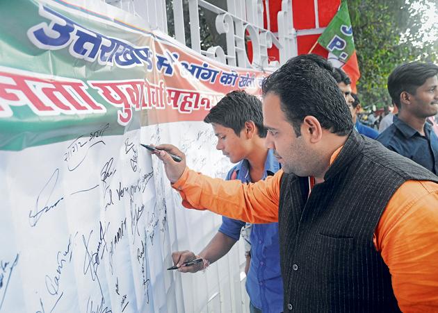 People signing a poster against cultivation of cannabis in Uttarakhand during a campaign by the BJP’s youth wing in Dehradun. (Vinay Santosh Kumar/HT File Photo) People signing a poster against cultivation of cannabis in Uttarakhand during a campaign by the BJP’s youth wing in Dehradun. (Vinay Santosh Kumar/HT File Photo)