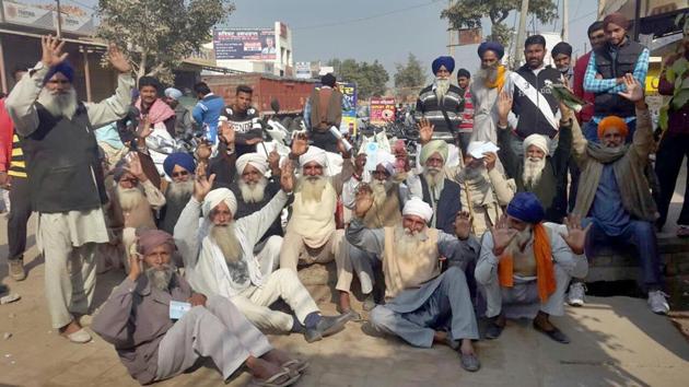 People protesting over the cash crunch at Cheema Kalan village in Tarn Taran on Monday.(HT Photo)
