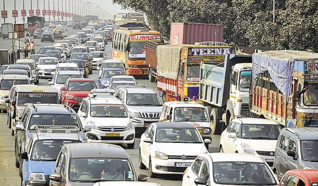 While the traffic snarl on the Navi Mumbai side crossed Vashi, it reached Mankhurd on the Mumbai side of the toll naka.(Rep pic/HT Photo)
