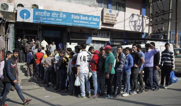 People queue outside a bank to deposit and withdraw cash following centre’s decision to demonetise Rs500 and Rs1,000 notes.(AP Photo)