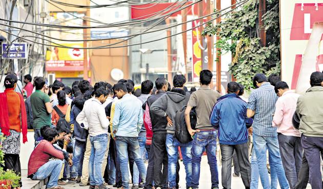 Long queues persist outside ATMs even after 28 days of demonetisation.(Sunil Ghosh/HT Photo)