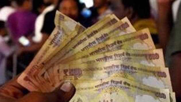 People wait outside an ATM to withdraw and deposit money in Chennai in November 2016.(PTI) People wait outside an ATM to withdraw and deposit money in Chennai in November 2016.(PTI)
