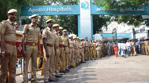 AIADMK workers and security forces at Apollo Hospital, where Jayalalithaa is undergoing treatment at Chennai. (V Srinivasulu/HT Photo) AIADMK workers and security forces at Apollo Hospital, where Jayalalithaa is undergoing treatment at Chennai. (V Srinivasulu/HT Photo)