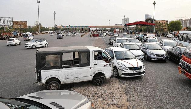 Jams are witnessed at the U-turn as it is the only point on a 10-kilometre stretch that allows movement to the other side. (Parveen Kumar/HT Photo) Jams are witnessed at the U-turn as it is the only point on a 10-kilometre stretch that allows movement to the other side. (Parveen Kumar/HT Photo)