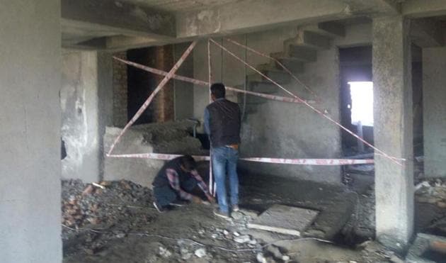 Municipal Corporation of Gurgaon sealed 82 flats in Satguru farms and 40 flats in Nobel farms on Monday.(HT Photo)