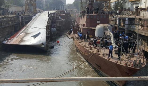 INS Betwa mishap: Navy chief Sunil Lanba inspecting damage | Mumbai ...