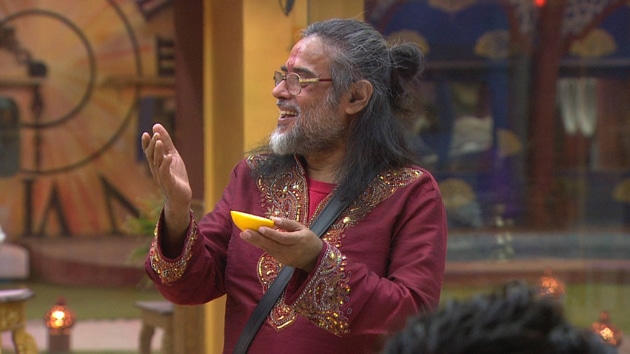 Swamiji’s new hairstyle inside Bigg Boss house. (Colors) Swamiji’s new hairstyle inside Bigg Boss house. (Colors)