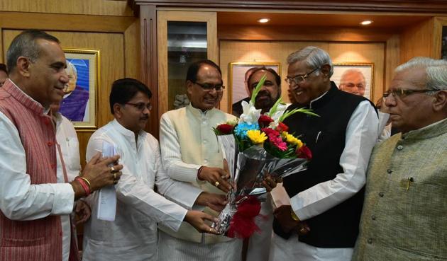 Chief minister Shivraj Singh Chouhan along with Leader of Opposition Bala Bachchan welcoming Speaker Sita Saran Sharma during the first day of Madhya Pradesh Assembly winter session, in Bhopal on Monday. (HT photo) Chief minister Shivraj Singh Chouhan along with Leader of Opposition Bala Bachchan welcoming Speaker Sita Saran Sharma during the first day of Madhya Pradesh Assembly winter session, in Bhopal on Monday. (HT photo)