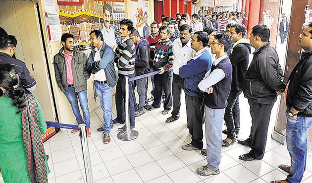 Banks are reporting that the supply of currency from the Reserve Bank of India has been reduced, whereas the demand has soared. (Parveen Kumar/HT Photo) Banks are reporting that the supply of currency from the Reserve Bank of India has been reduced, whereas the demand has soared. (Parveen Kumar/HT Photo)