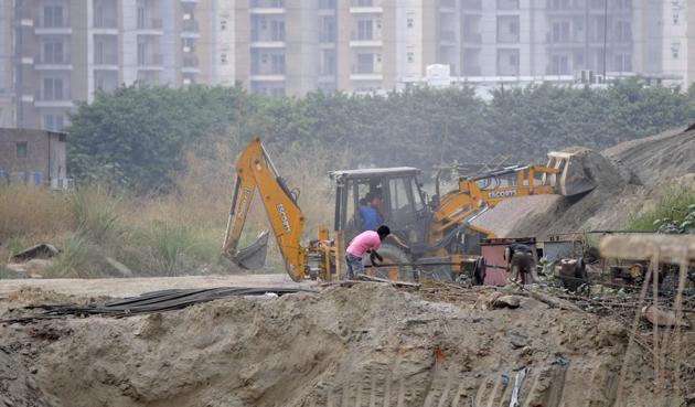 In Delhi, around 4,000 tonnes of construction waste is generated every day.(HT Photo)