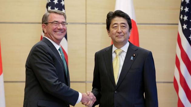US defense secretary Ash Carter (L) with Japan Prime Minister Shinzo Abe in Tokyo on Tuesday. (AFP photo) US defense secretary Ash Carter (L) with Japan Prime Minister Shinzo Abe in Tokyo on Tuesday. (AFP photo)
