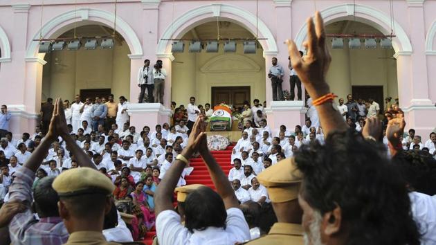 People pay their respects to Tamil Nadu’s former chief minister Jayaram Jayalalithaa, wrapped in the national flag, at Rajaji auditorium in Chennai, on December 6, 2016.(AP) People pay their respects to Tamil Nadu’s former chief minister Jayaram Jayalalithaa, wrapped in the national flag, at Rajaji auditorium in Chennai, on December 6, 2016.(AP)