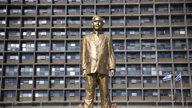 People observe a statue of Israeli Prime Minister Benjamin Netanyahu after it was placed without permit in Rabin square, Tel Aviv, Israel, Tuesday, Dec. 6, 2016. (AP Photo) People observe a statue of Israeli Prime Minister Benjamin Netanyahu after it was placed without permit in Rabin square, Tel Aviv, Israel, Tuesday, Dec. 6, 2016. (AP Photo)