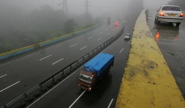 A total of twelve people, including three minors and three women, were injured after the SUV they were travelling in toppled on the Mumbai-Pune Expressway on Tuesday. (HT) A total of twelve people, including three minors and three women, were injured after the SUV they were travelling in toppled on the Mumbai-Pune Expressway on Tuesday. (HT)