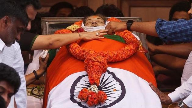 People pay homage to the body of late Tamil Nadu chief minister J Jayalalithaa Jayaraman, in Chennai.(Reuters Photo) People pay homage to the body of late Tamil Nadu chief minister J Jayalalithaa Jayaraman, in Chennai.(Reuters Photo)