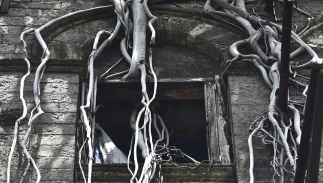 How the mighty collapse: Sitaram building, one of the biggest societies near Crawford Market in Mumbai, is now reduced to ruins. (Arijit Sen/HT PHOTO) 
