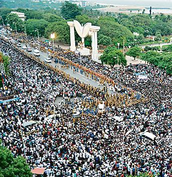 People had predicted ritos at the funeral of Tamil Nadu chief minister J Jayalalithaa. Instead, as with the floods in Chennai, what we saw was a lesson in dignity and restraint.(HT File Photo)