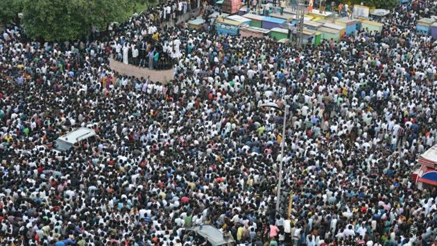 AIADMK MPs and MLAs lead the procession, closely followed by the rapid action force and police personnel who formed a human chain around the trailer which carried the former chief minister’s mortal remains. (Vanne Srinivasulu/HT Photo) AIADMK MPs and MLAs lead the procession, closely followed by the rapid action force and police personnel who formed a human chain around the trailer which carried the former chief minister’s mortal remains. (Vanne Srinivasulu/HT Photo)