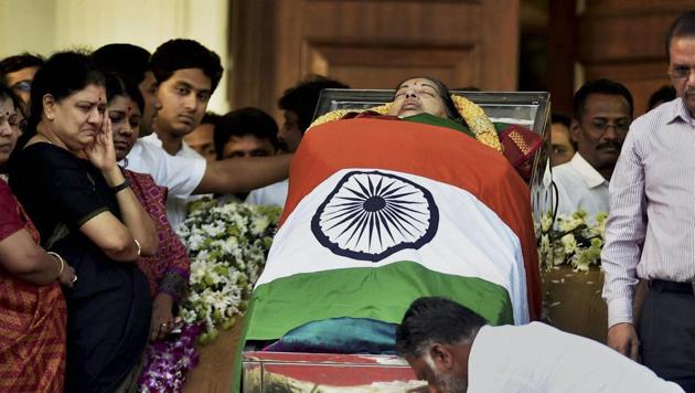 Tamil Nadu chief minister O Pannerselvam pays his last respects to former chief minister J Jayalalithaa at Rajaji Hall in Chennai on Tuesday.(PTI) Tamil Nadu chief minister O Pannerselvam pays his last respects to former chief minister J Jayalalithaa at Rajaji Hall in Chennai on Tuesday.(PTI)