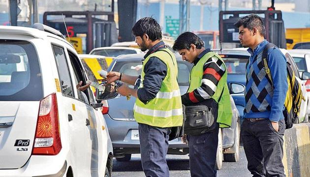 Officials said jams happened as commuters were trying to pay toll with higher denomination notes. (Parveen Kumar/HT Photo) Officials said jams happened as commuters were trying to pay toll with higher denomination notes. (Parveen Kumar/HT Photo)