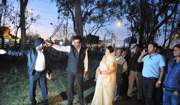 Mayor Malini Gaud and municipal commissioner Manish Singh inspect land acquired on AB Road for BRTS expansion (Shankar Mourya/HT photo) Mayor Malini Gaud and municipal commissioner Manish Singh inspect land acquired on AB Road for BRTS expansion (Shankar Mourya/HT photo)