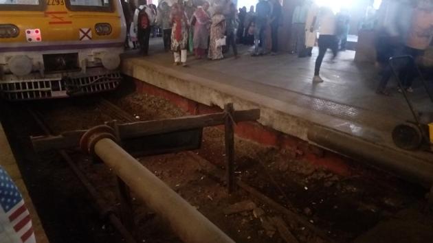 The damaged buffer at Churchgate railway station. (HT Photo) The damaged buffer at Churchgate railway station. (HT Photo)