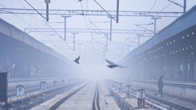 Fog blankets the Anand Vihar railway station in East Delhi on December 7, 2016. The weather condition has caused many trains to be delayed due to low visibility. (Arun Sharma/HT Photo) Fog blankets the Anand Vihar railway station in East Delhi on December 7, 2016. The weather condition has caused many trains to be delayed due to low visibility. (Arun Sharma/HT Photo)
