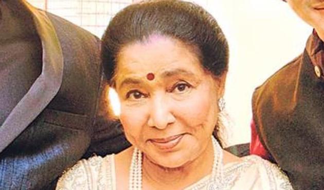 Asha Bhosale said she suspected foul play for receiving such inflated bills(HT File Photo)